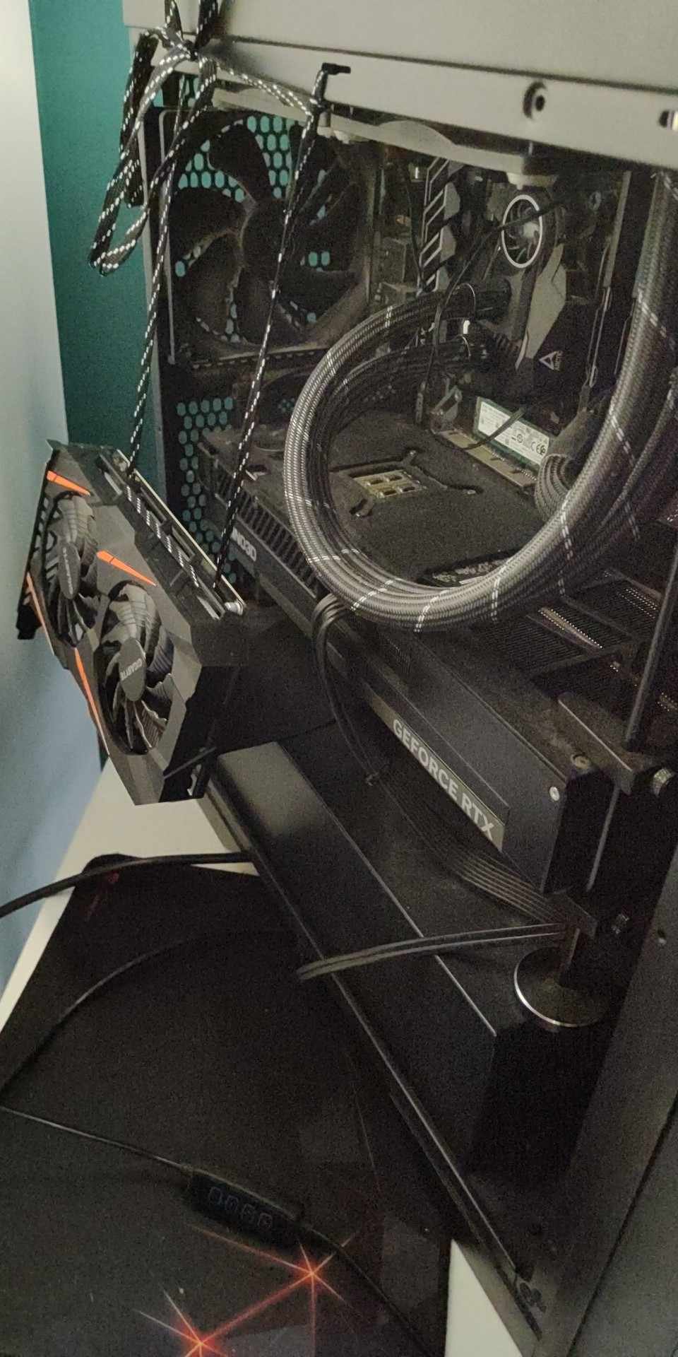 RX 560 wystający obok RTX 4090. Wpięcie dwóch różnych GPU wbrew pozorom ma pewne plusy, jeśli dobrze rozdzielimy zadania.